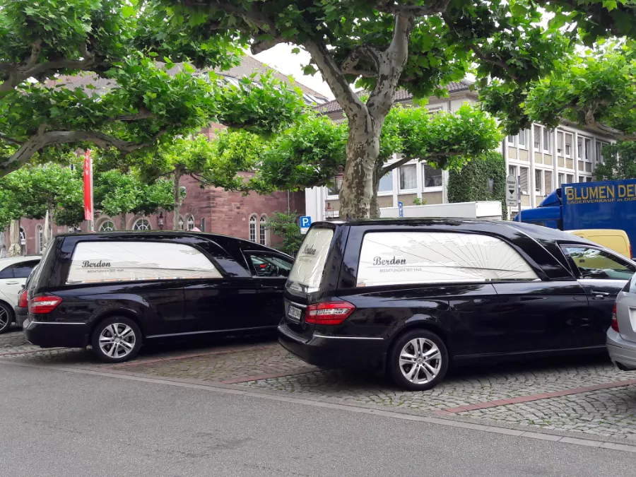 Unsere Bestattungsfahrzeuge Unsere Bestattungsfahrzeuge